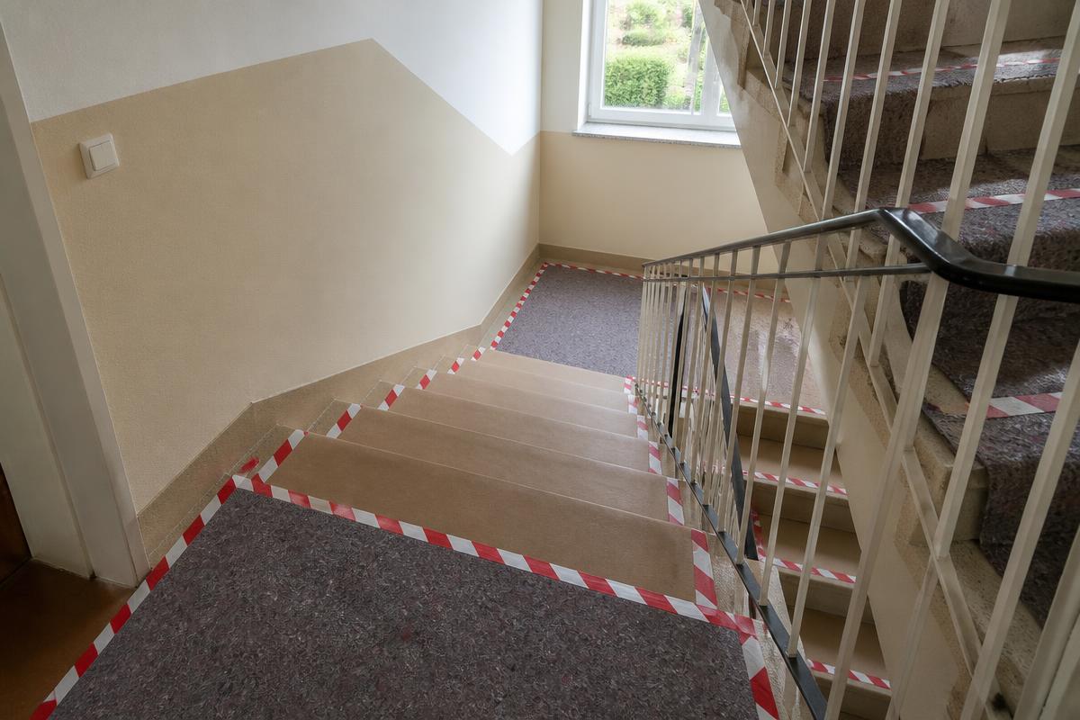 Treppenhaus und Flur mit ausgelegtem Schutzvlies vor Beginn eines Umzugs